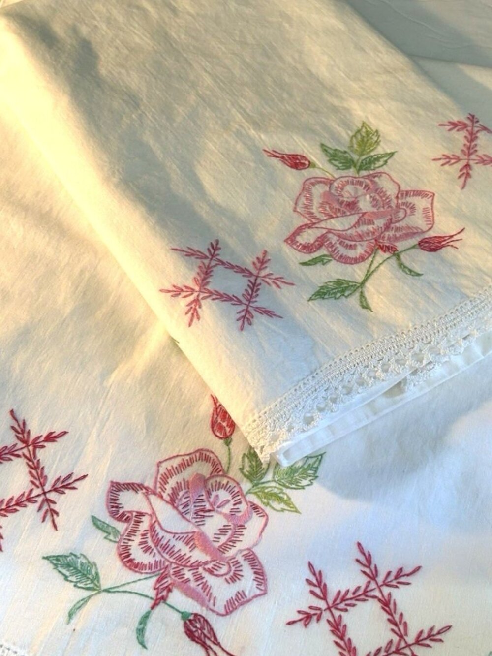 Vintage Set 2 Embroidered Red Pink Rose Crocheted Edge Standard Pillowcases NOS